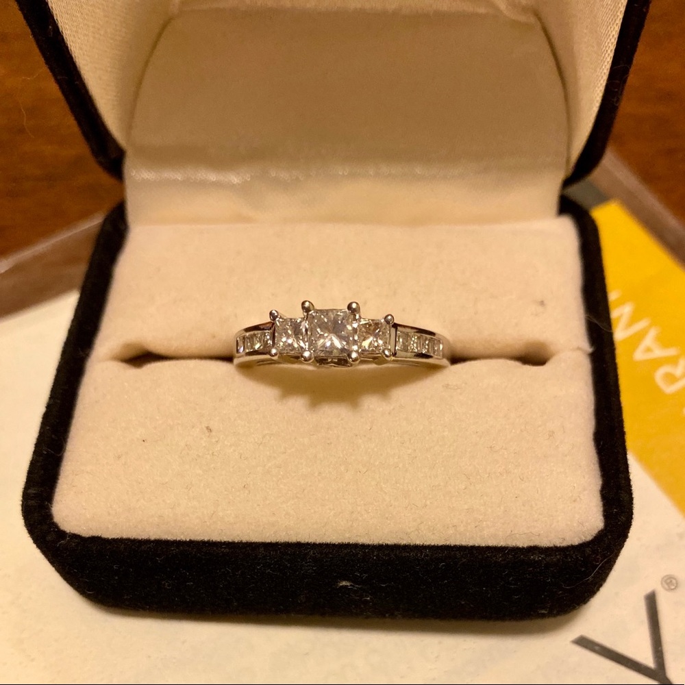14k White Gold Diamond Ring 1 total Carot